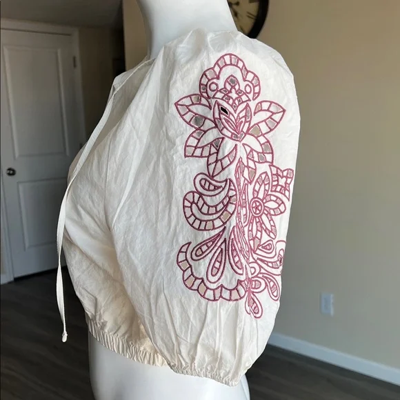 Elegant Cream Women's Top. - Picture 3 of 11